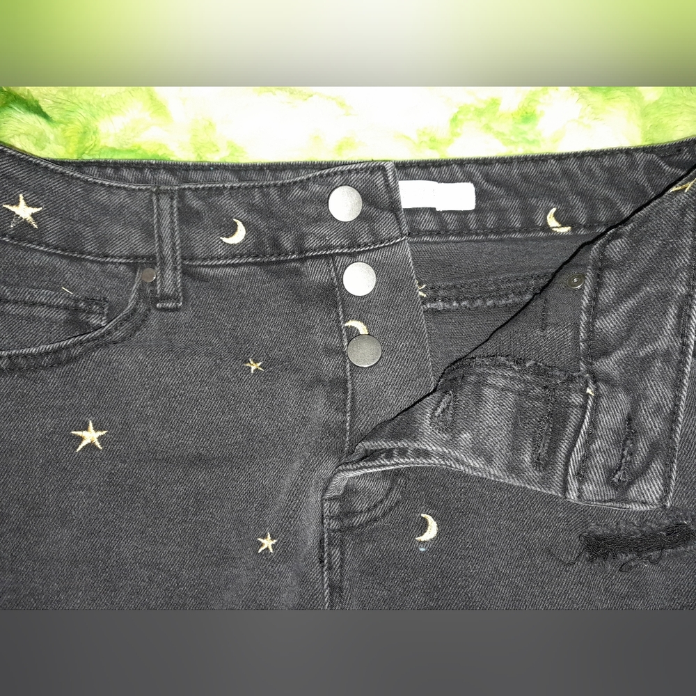 Shorts - Picture 3 of 6